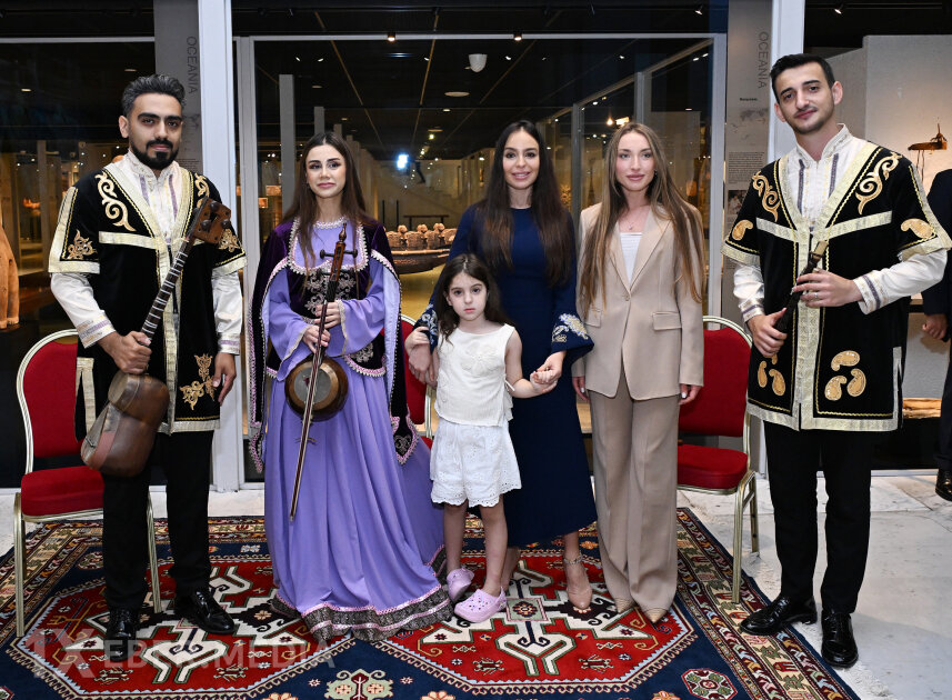 Leyla və Alyona Əliyevalar Azərbaycan xalçaları sərgisində