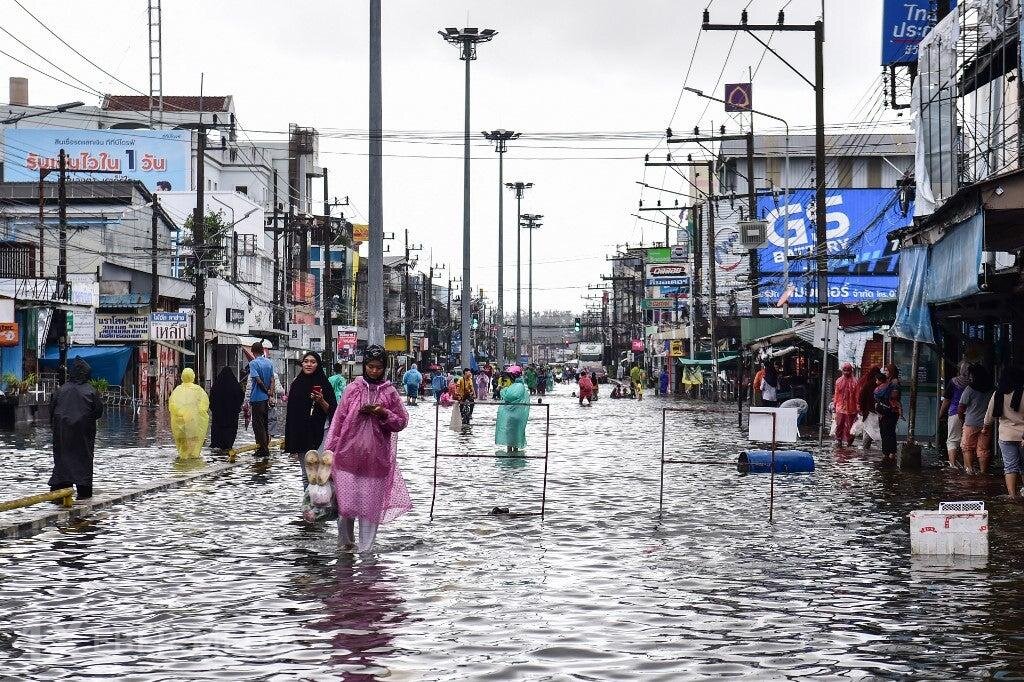 Bangkokda fövqəladə vəziyyət: dövlət qurumları bağlanır