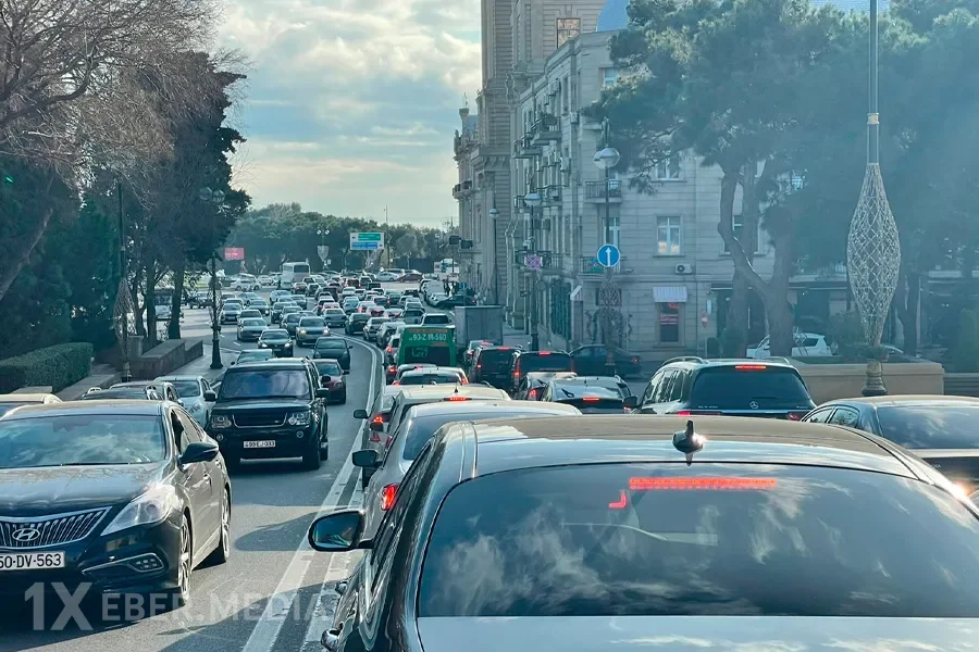 Bakıda tıxac kabusu: Vətəndaşlar ildə yüzlərlə saatını yollarda itirir