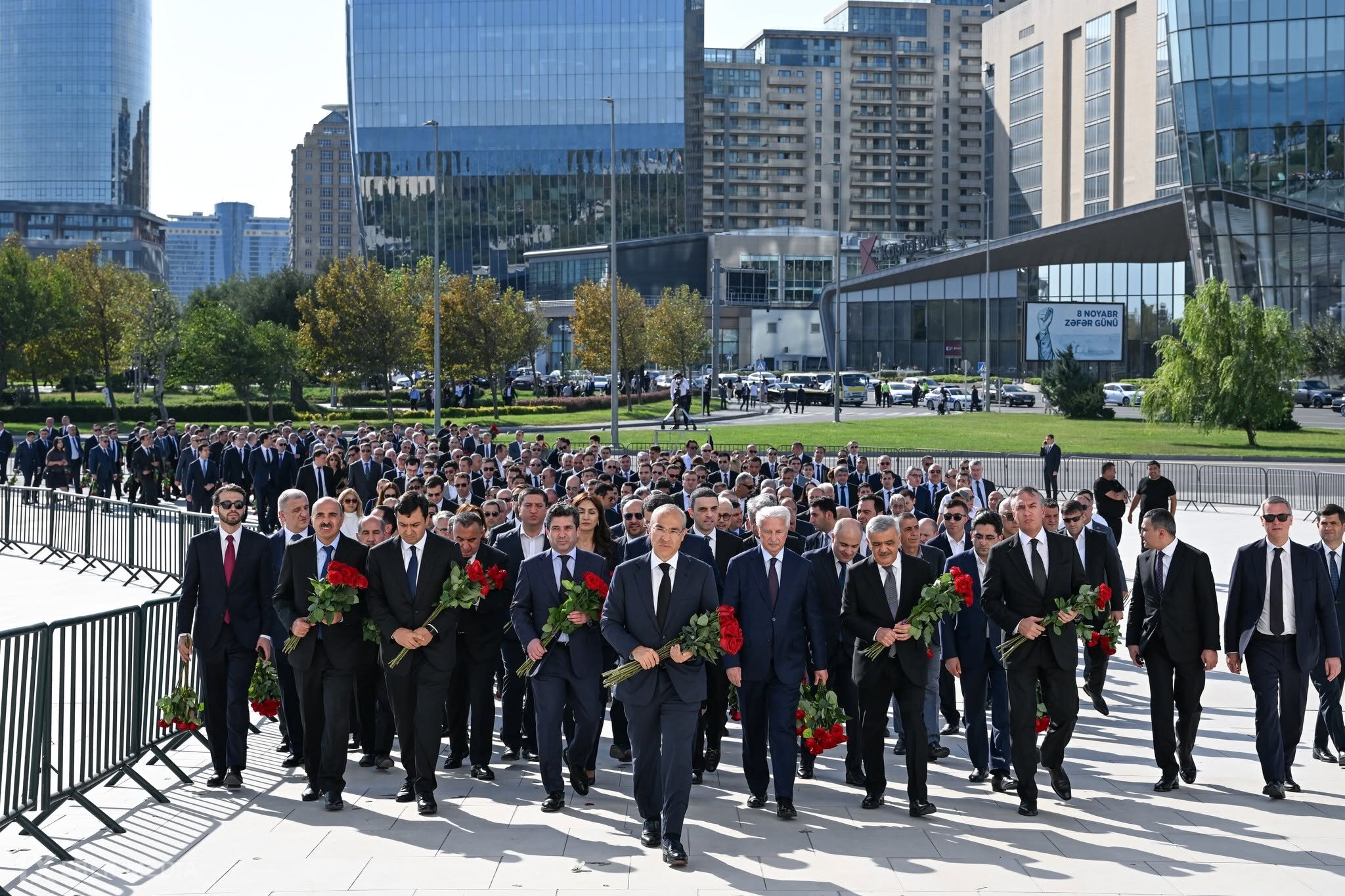 İqtisadiyyat Nazirliyinin kollektivi Zəfər parkını ziyarət edib