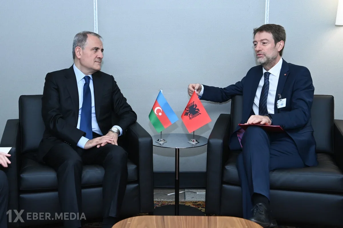 Ceyhun Bayramov albaniyalı həmkarını Ermənistanla davam edən sülh prosesi barədə məlumatlandırıb