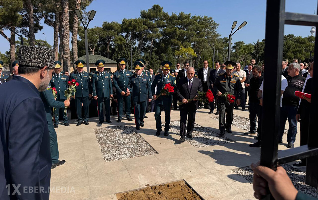 Zakir Həsənov və Əli Nağıyev generalın dəfnində