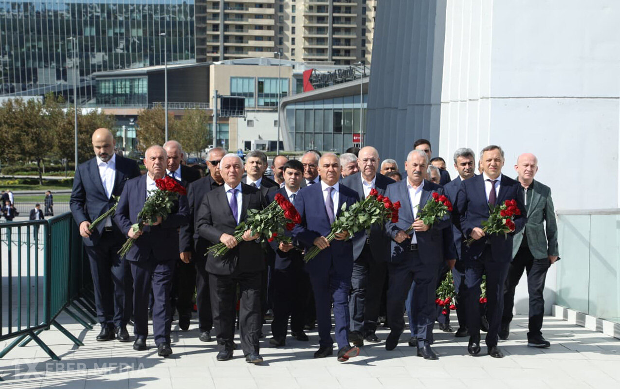 “AzərEnerji” və “Azərişıq” rəhbərliyi şəhidlərin xatirəsini andı - Fotolar