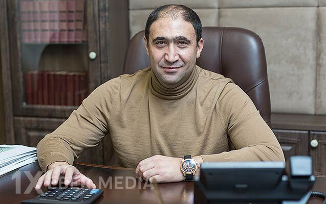 “Erməni kilsəsində oturub moizə oxuyur”