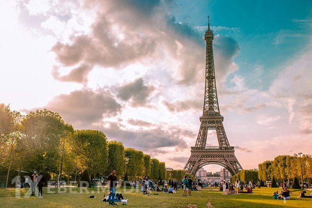 Paris meri Eyfel qalmaqalına qarışdı