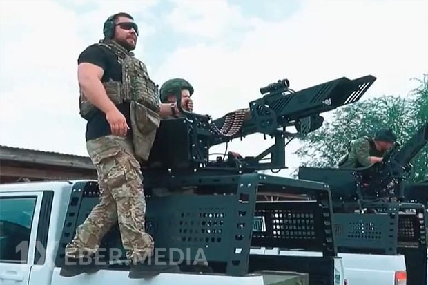 Putinin kortejində silahlı “Katran” diqqət çəkdi (VIDEO)
