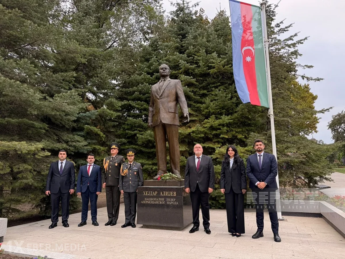 Azərbaycanın Serbiyadakı səfiri Belqradda Heydər Əliyevin abidəsini ziyarət edib