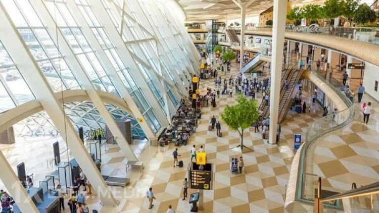 Aeroportda 20 min dollar tapdı, 3 minini dilənçilərə payladı