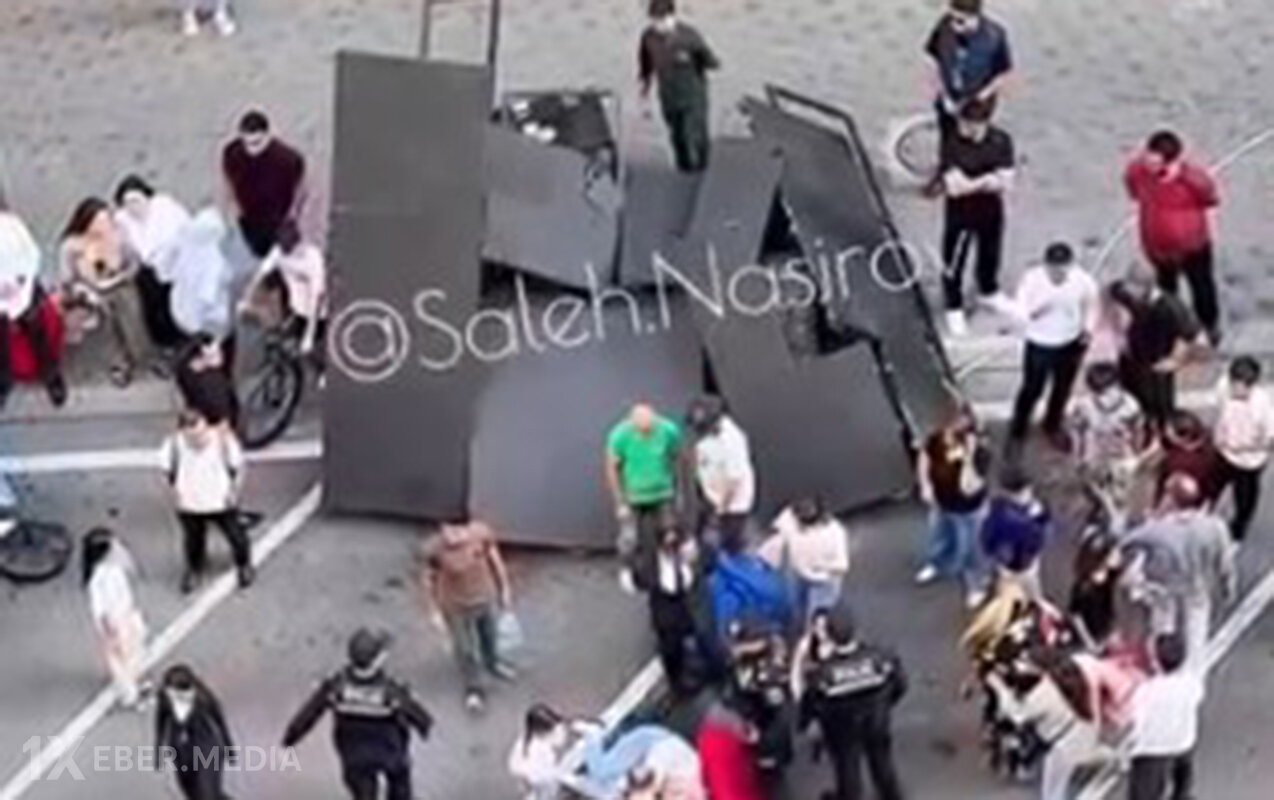 Bakıda tədbirdə monitor qadının üstünə aşıb - Video