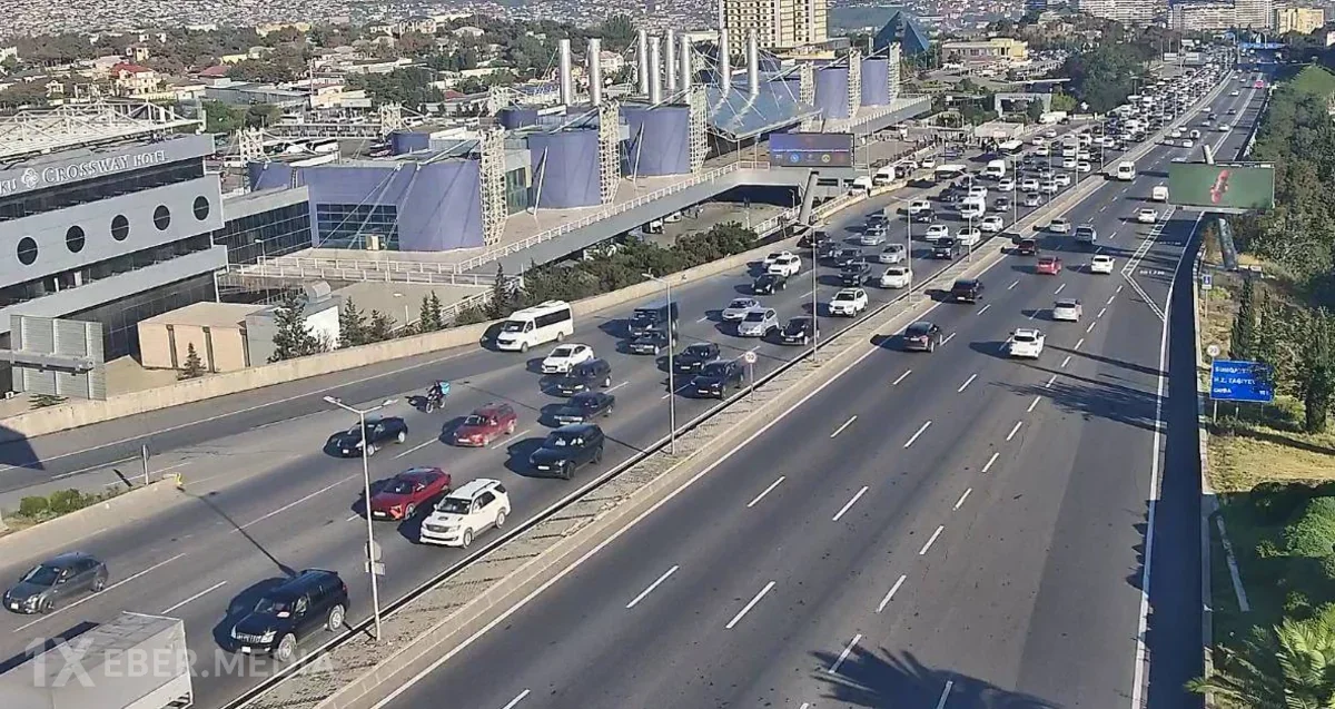Paytaxtın bəzi yollarında nəqliyyatın sıxlığı yaranıb