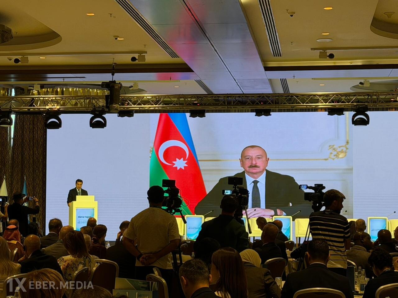 Hikmət Hacıyev prezident İlham Əliyevin konfrans iştirakçılarına müraciətin səsləndirib - VİDEO