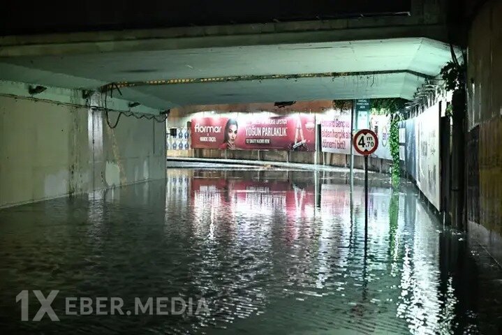 İstanbulla Ankarada küçələri su basdı - Fotolar - Yenilənib