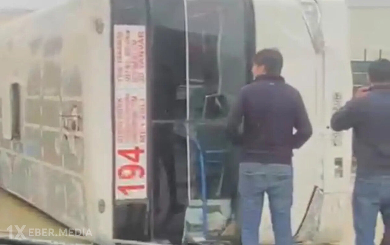 Bakıda sərnişin avtobusu aşdı - Video