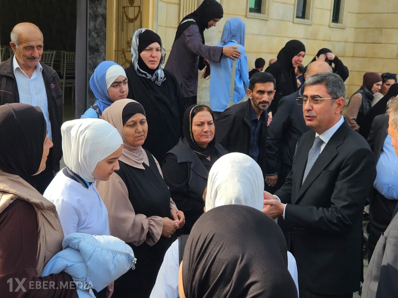 Elşən Salahov bu məktəblərin şagird və valideynləri ilə görüşdü