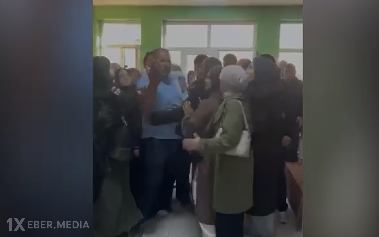 Bakıda bir qrup insan məktəblərin qapı və pəncərələrini sındırdılar - VİDEO