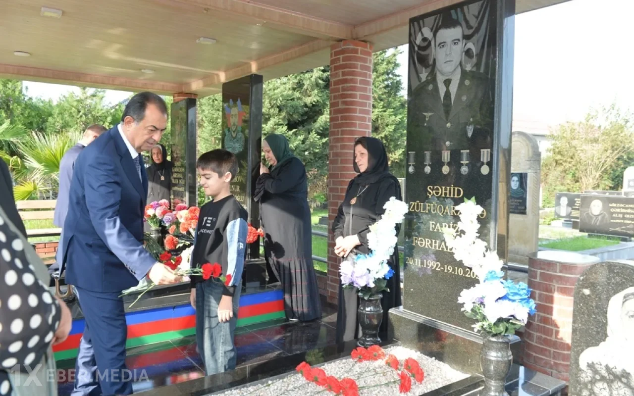 Taleh Qaraşov şəhid Fariz Zülfüqarzadənin məzarını ziyarət edib - FOTOLAR