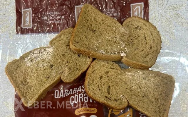 "Bolmart"dan alınan çörəkdə şübhəli ləkələr və kif aşkarlandı - FOTO
