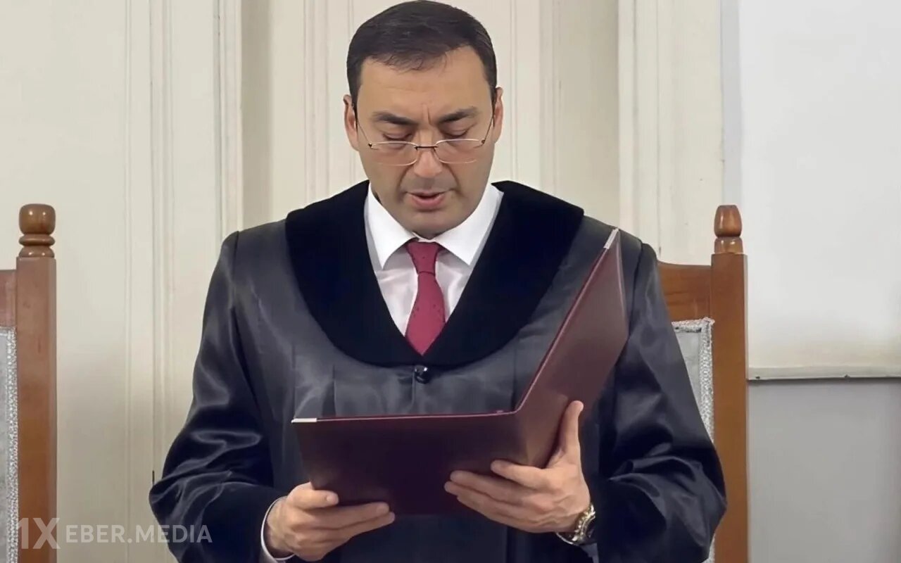 Ölkədən qaçan gömrük məmuru ilk məhkəmədən ev dustaqlığına buraxıldı