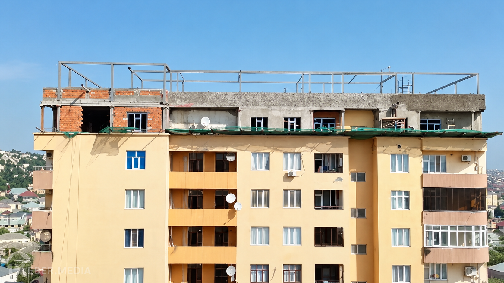 Xırdalanda 10 il əvvəl təhvil verilən binada əlavə iki mərtəbə tikilir