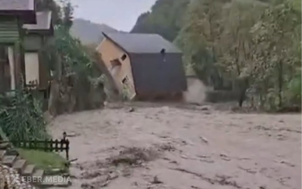 İkimərtəbəli ev selə tab gətirmədi - Video