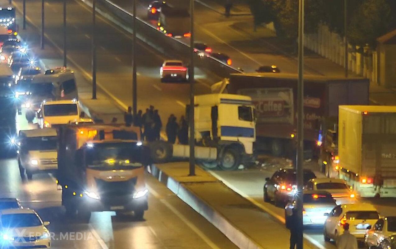 Bakıda yük maşını qəza törətdi - Yol bağlandı