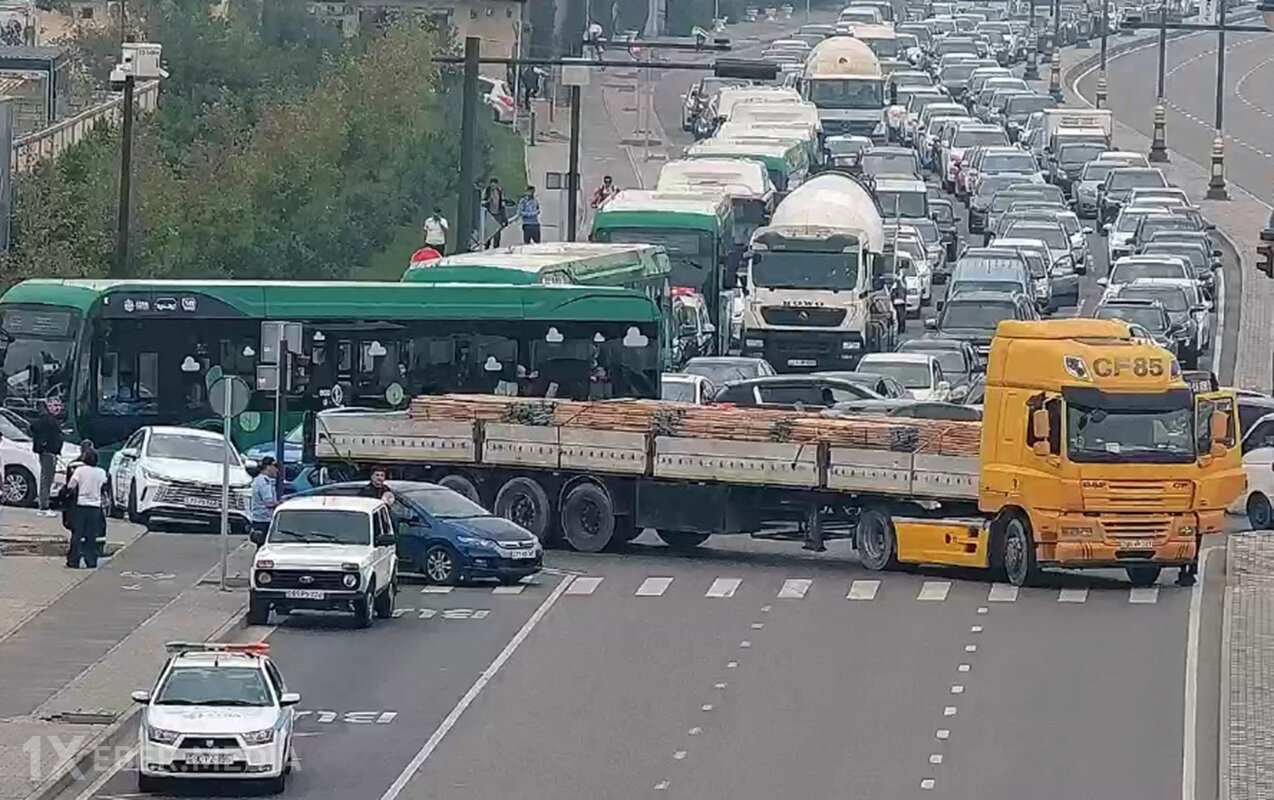 Bakıda yük maşını hərəkəti iflic etdi - Foto