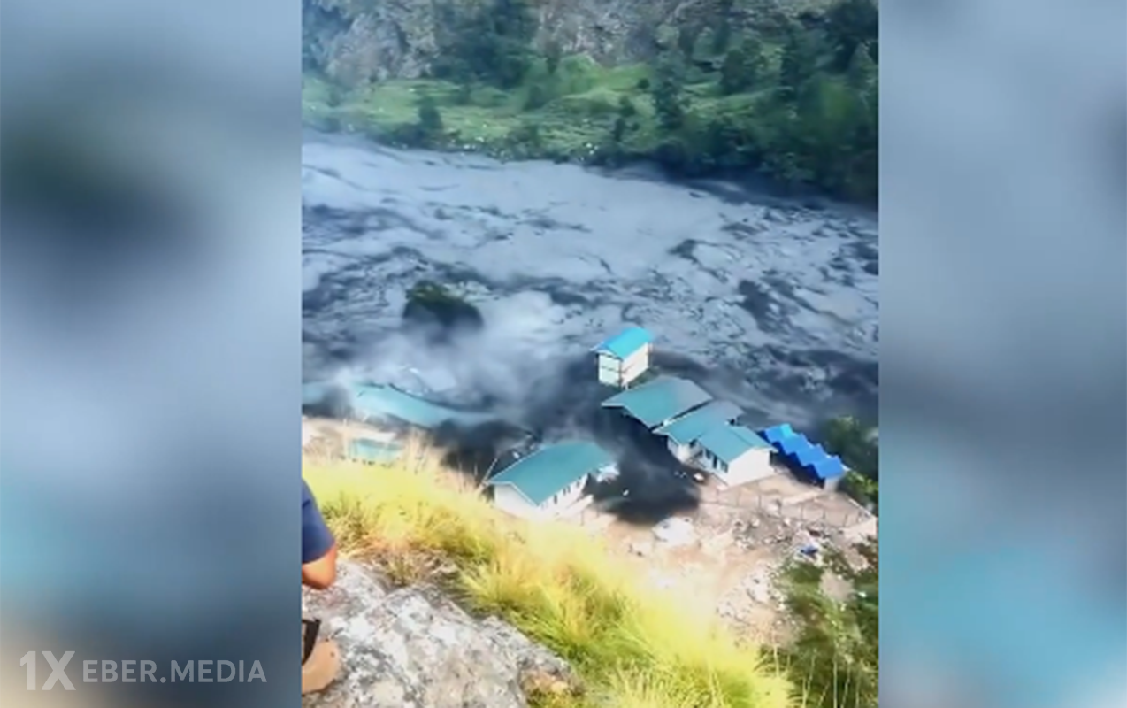 Nepalda çay məcrasından çıxdı, qarşısına gələni məhv etdi - Video