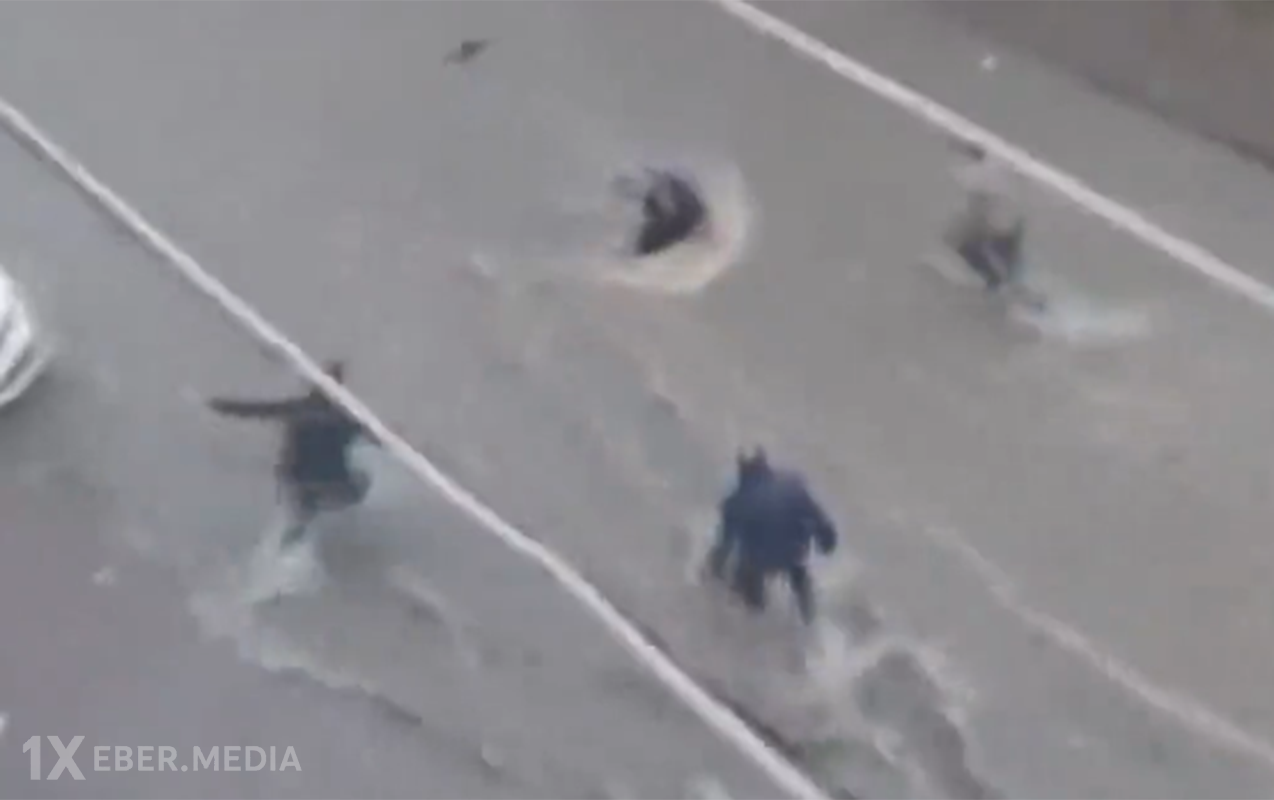 İstanbulda leysan, sel qadını apardı - Video