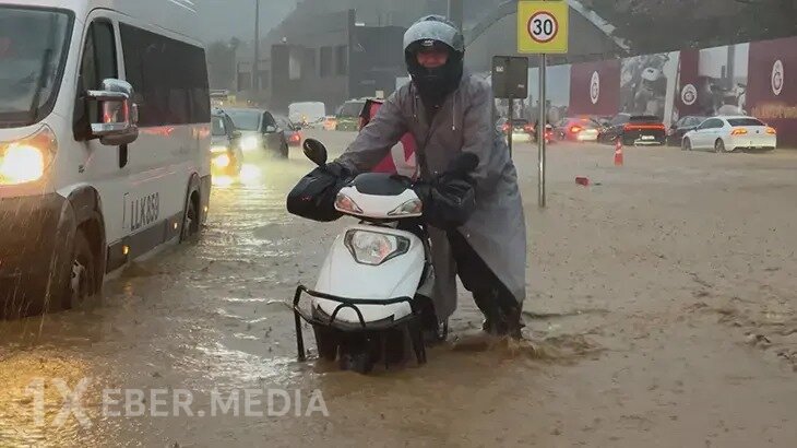 İstanbulda leysan davam edir, 2 nəfər öldü - Video